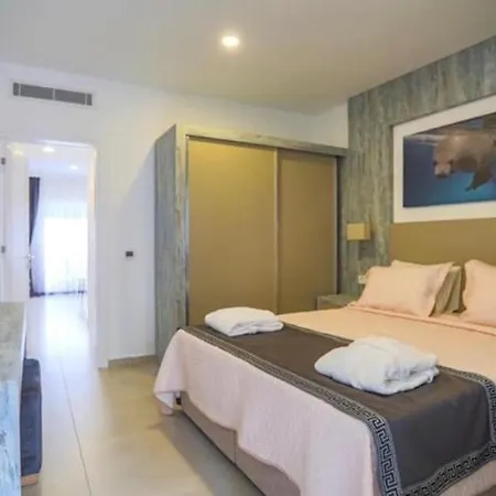 Queen Victoria Apartahotel 3*